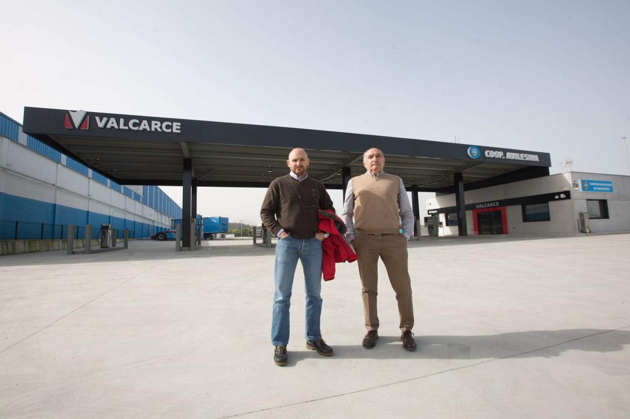 Rafael Muñoz y Francisco González 'Peñón' en las nuevas instalaciones. 