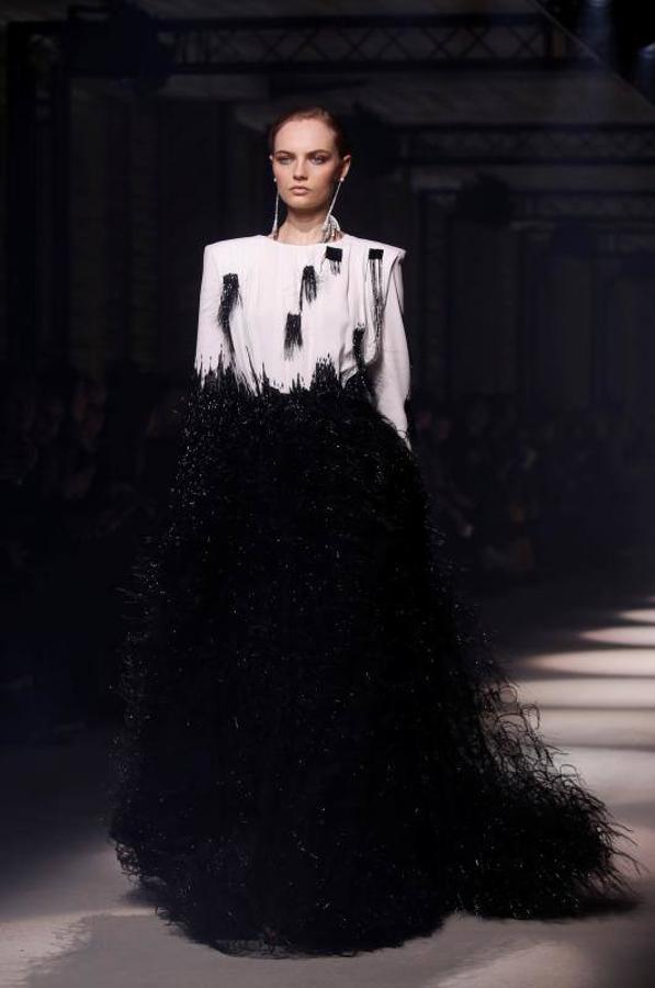 Para su colección de otoño-invierno presentada este domingo en la Semana de la Moda de París, La 'maison' de Givenchy tomó como fuente de inspiración los años 70 y a artistas como la portuguesa Helena Almaida. La diseñadora de la firma, Clare Waight Keller, optó por estampados y siluetas, en las que recuperó las formas que Givenchy trabajaba en aquella década. Un desfile repleto de elegancia en el que pudieron verse vestidos de corte asimétrico, grandes hombreras y exagerados volúmenes. Todo en una paleta de colores monocromos con distintas gamas de rojo, marrón, tabaco y cobalto. Tampoco faltaron las plumas, los flecos o el clásico binomio de blanco y negro para los trajes de noche.