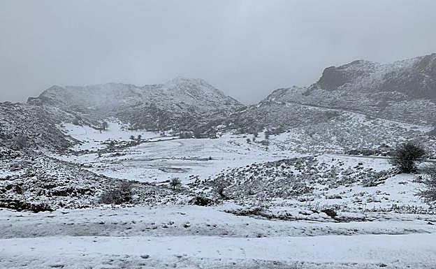 Imagen principal - Paisajes nevados en los Lagos y Pajares. A la derecha, el 'chorrón' de Covadonga. 