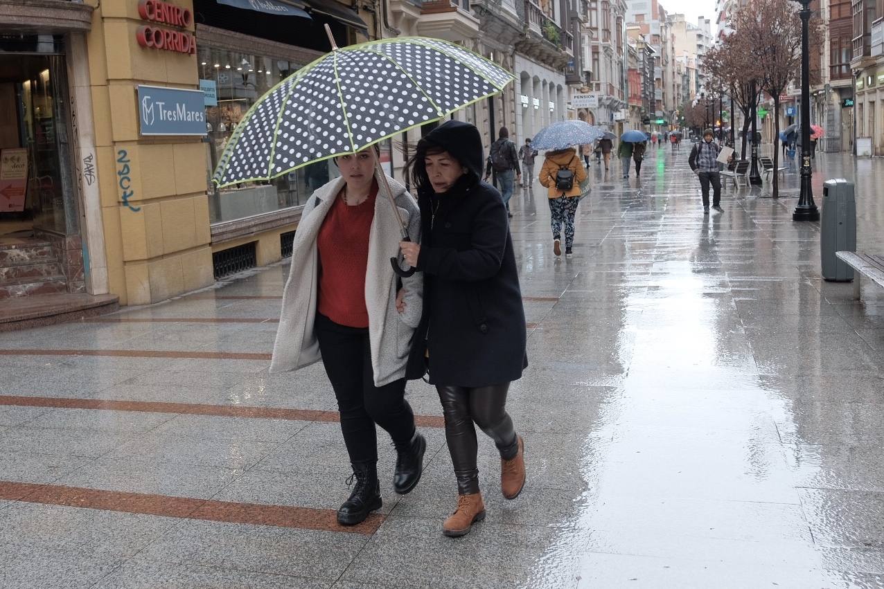 Asturias ha entrado en el mes de marzo bajo los efectos de la borrasca 'Katrine', que ha desplomado la cota de nieve al entorno de los 700 metros, lo que ha complicado la circulación en puertos de montaña como Pajares. Ese manto blanco también dibuja paisajes únicos, como los que se pueden ver en los Lagos de Covadonga. En cotas más bajas, la lluvia es la protagonista de la jornada.