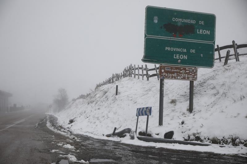 Asturias ha entrado en el mes de marzo bajo los efectos de la borrasca 'Katrine', que ha desplomado la cota de nieve al entorno de los 700 metros, lo que ha complicado la circulación en puertos de montaña como Pajares. Ese manto blanco también dibuja paisajes únicos, como los que se pueden ver en los Lagos de Covadonga. En cotas más bajas, la lluvia es la protagonista de la jornada.