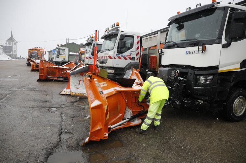 Asturias ha entrado en el mes de marzo bajo los efectos de la borrasca 'Katrine', que ha desplomado la cota de nieve al entorno de los 700 metros, lo que ha complicado la circulación en puertos de montaña como Pajares. Ese manto blanco también dibuja paisajes únicos, como los que se pueden ver en los Lagos de Covadonga. En cotas más bajas, la lluvia es la protagonista de la jornada.