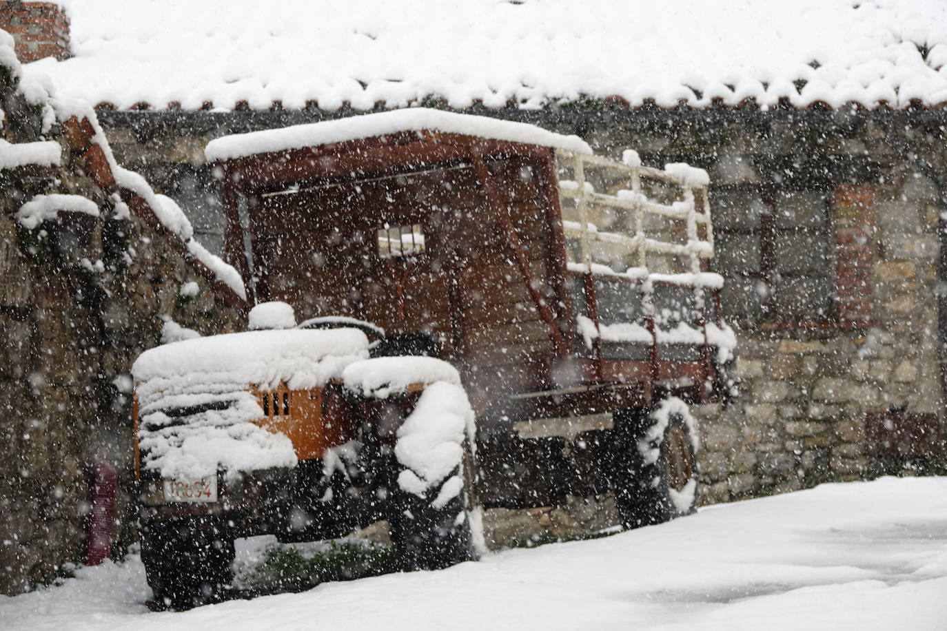 Asturias ha entrado en el mes de marzo bajo los efectos de la borrasca 'Karine', que ha desplomado la cota de nieve al entorno de los 700 metros, lo que ha complicado la circulación en puertos de montaña como Pajares. Ese manto blanco también dibuja paisajes únicos, como los que se pueden ver en los Lagos de Covadonga. En cotas más bajas, la lluvia es la protagonista de la jornada.