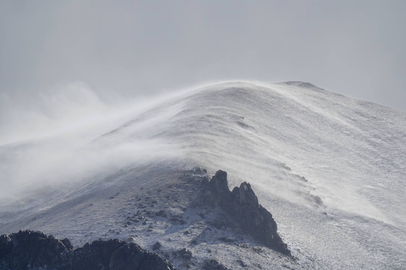 Asturias ha entrado en el mes de marzo bajo los efectos de la borrasca 'Karine', que ha desplomado la cota de nieve al entorno de los 700 metros, lo que ha complicado la circulación en puertos de montaña como Pajares. Ese manto blanco también dibuja paisajes únicos, como los que se pueden ver en los Lagos de Covadonga. En cotas más bajas, la lluvia es la protagonista de la jornada.