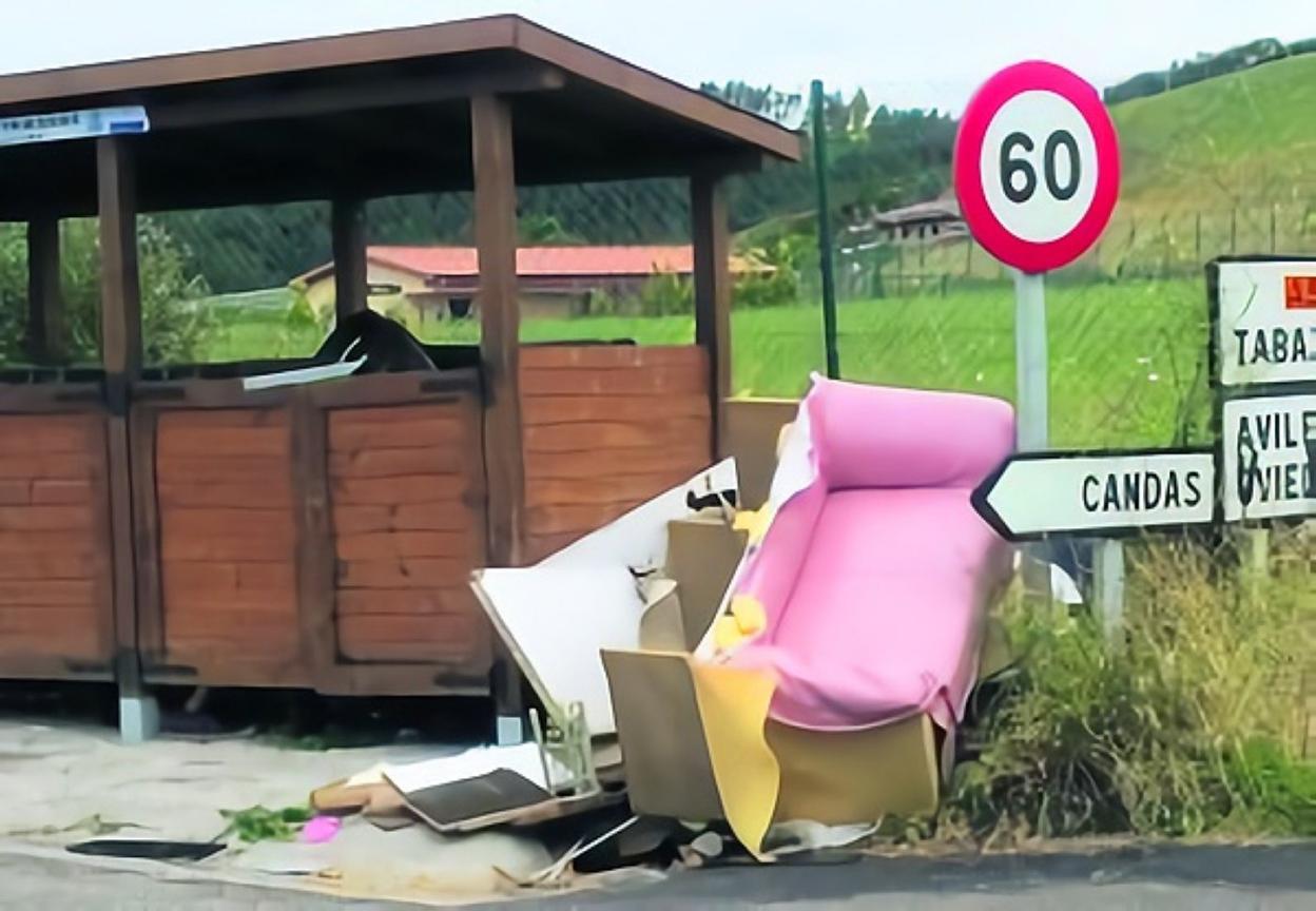 Depósitos de enseres en zona destinada a la recogida de otros residuos a las afueras de Candás. 