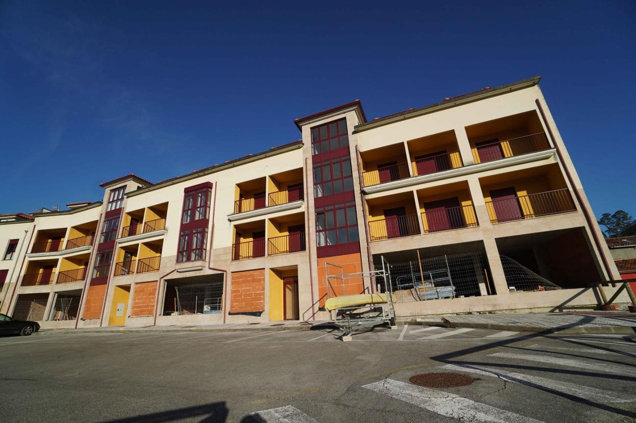 El inmueble situado en Panes que ha salido a subasta presenta partes sin rematar. 