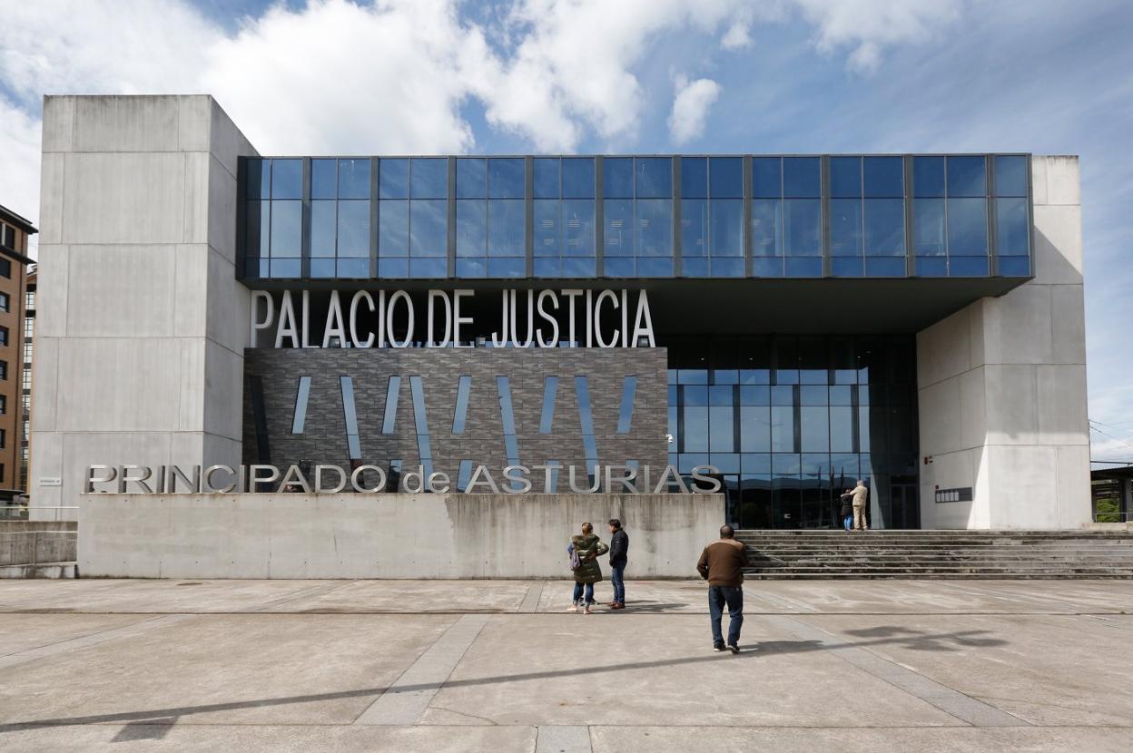 Fachada principal del Palacio de Justicia de Gijón, donde se puso la denuncia. 