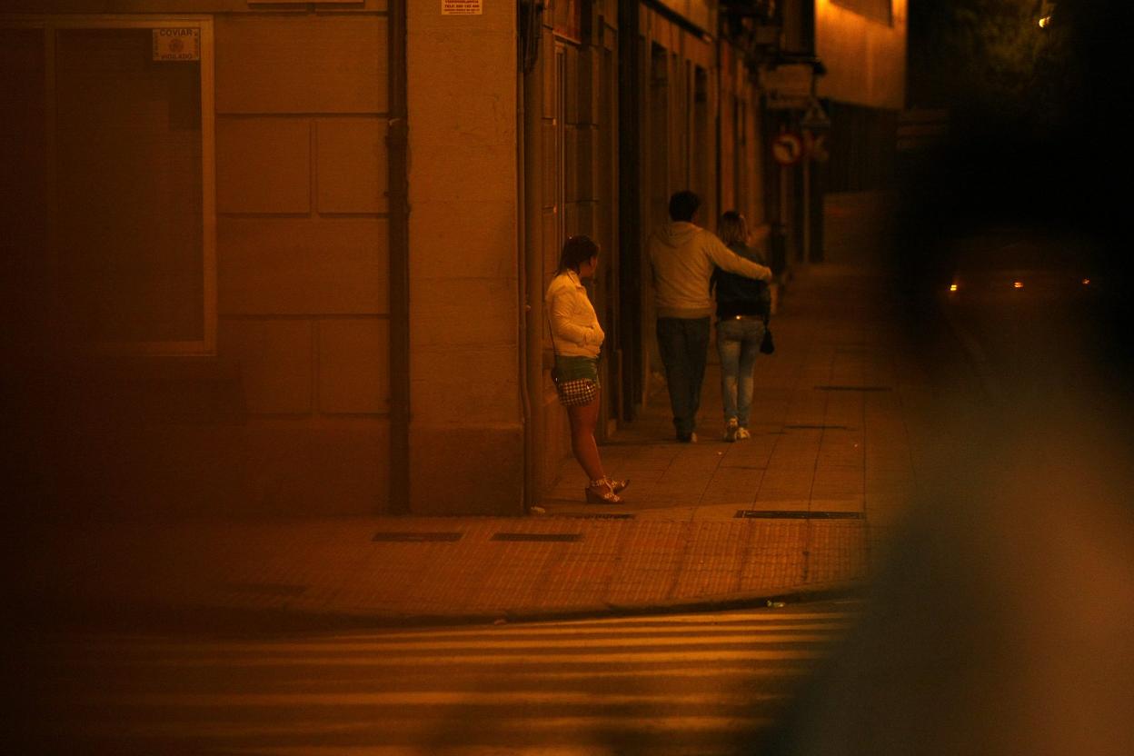 Una mujer ejerciendo la prostitución en la calle Llano Ponte. 