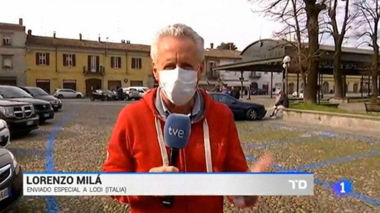 Lorenzo Milá informa desde la ciudad italiana de Lodi protegido con una mascarilla. 