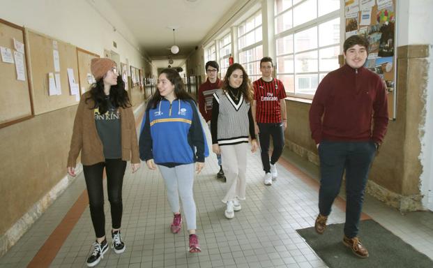 Los alumnos del instituto ovetense en uno de los pasillos del centro.
