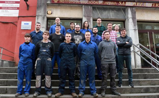 Los alumnos participantes ante la entrada del instituto en Mieres.