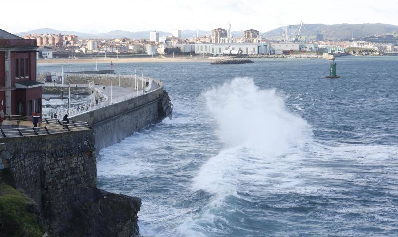 La costa oriental de Asturias está en alerta roja por fenómenos costeros en los últimos coletazos de 'Karine'