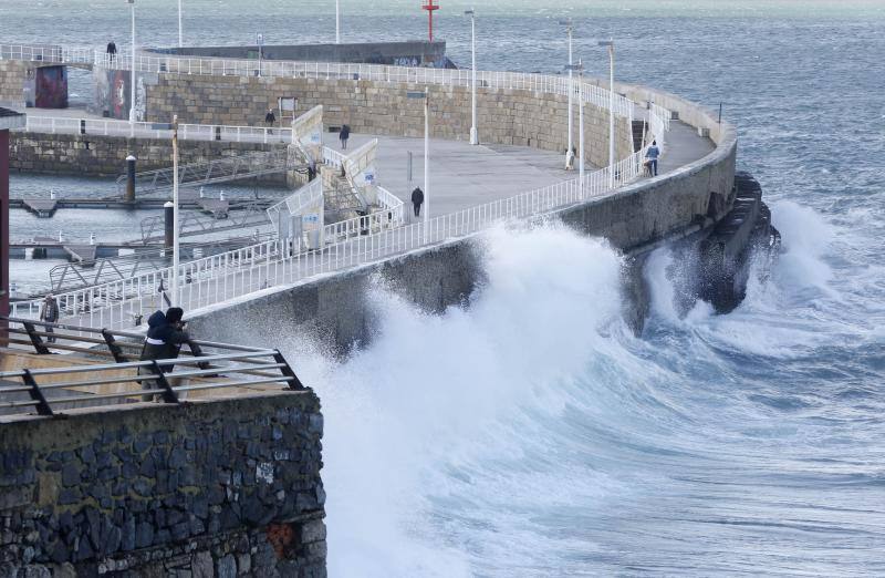 La costa oriental de Asturias está en alerta roja por fenómenos costeros en los últimos coletazos de 'Karine'