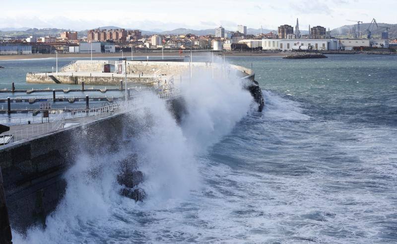 La costa oriental de Asturias está en alerta roja por fenómenos costeros en los últimos coletazos de 'Karine'