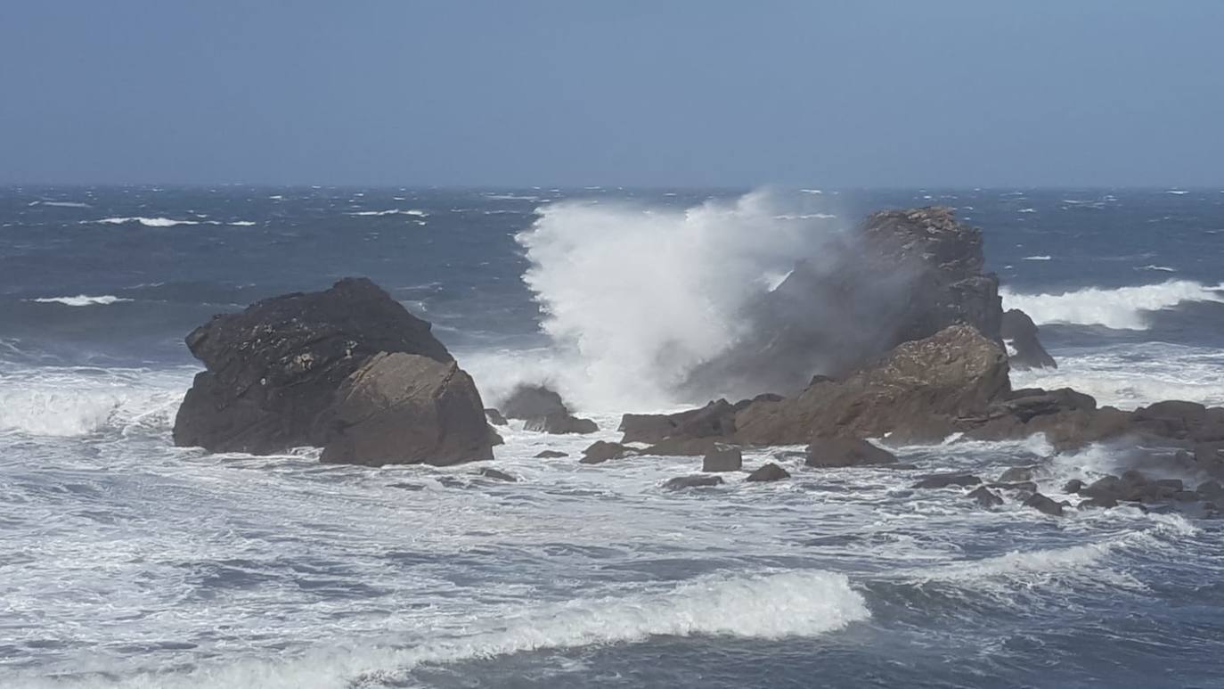La costa oriental de Asturias está en alerta roja por fenómenos costeros en los últimos coletazos de 'Karine'