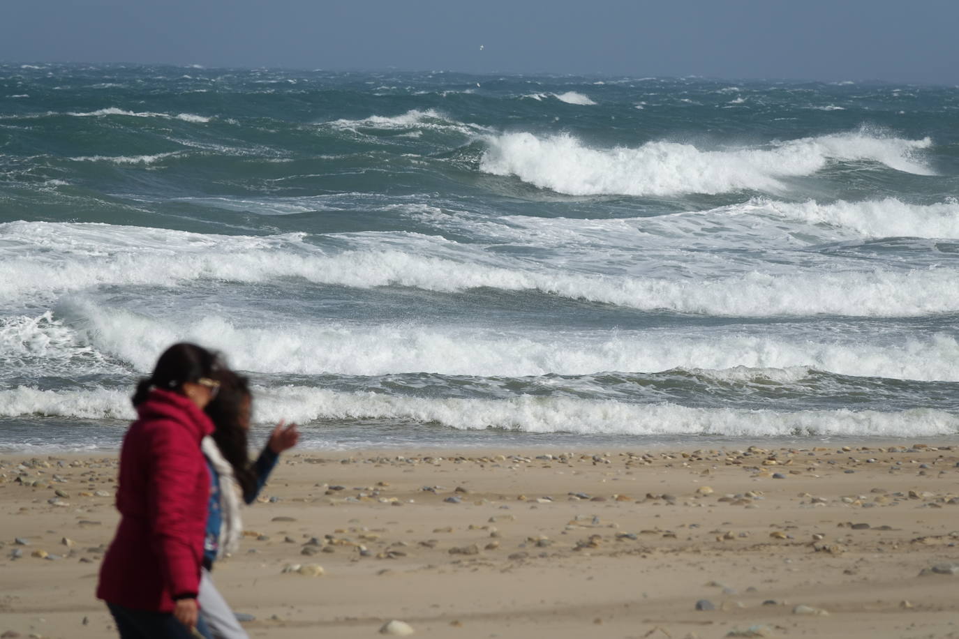 La costa oriental de Asturias está en alerta roja por fenómenos costeros en los últimos coletazos de 'Karine'