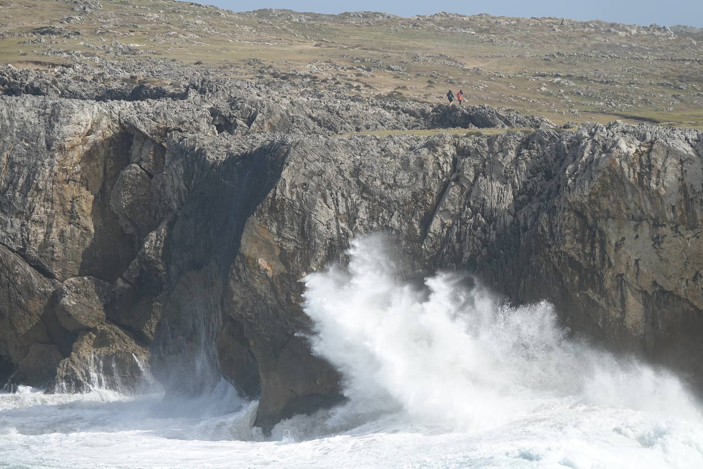La costa oriental de Asturias está en alerta roja por fenómenos costeros en los últimos coletazos de 'Karine'