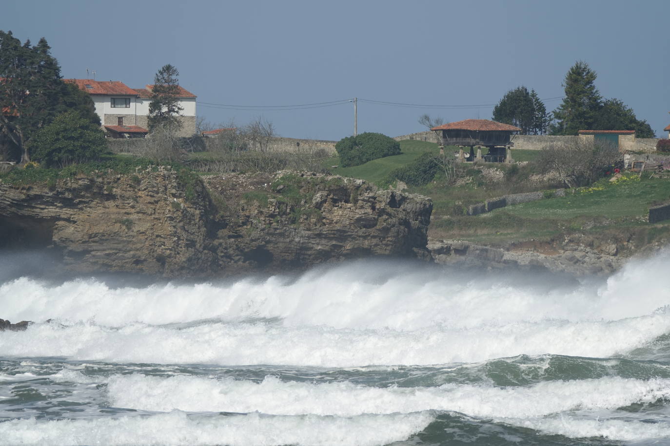 La costa oriental de Asturias está en alerta roja por fenómenos costeros en los últimos coletazos de 'Karine'