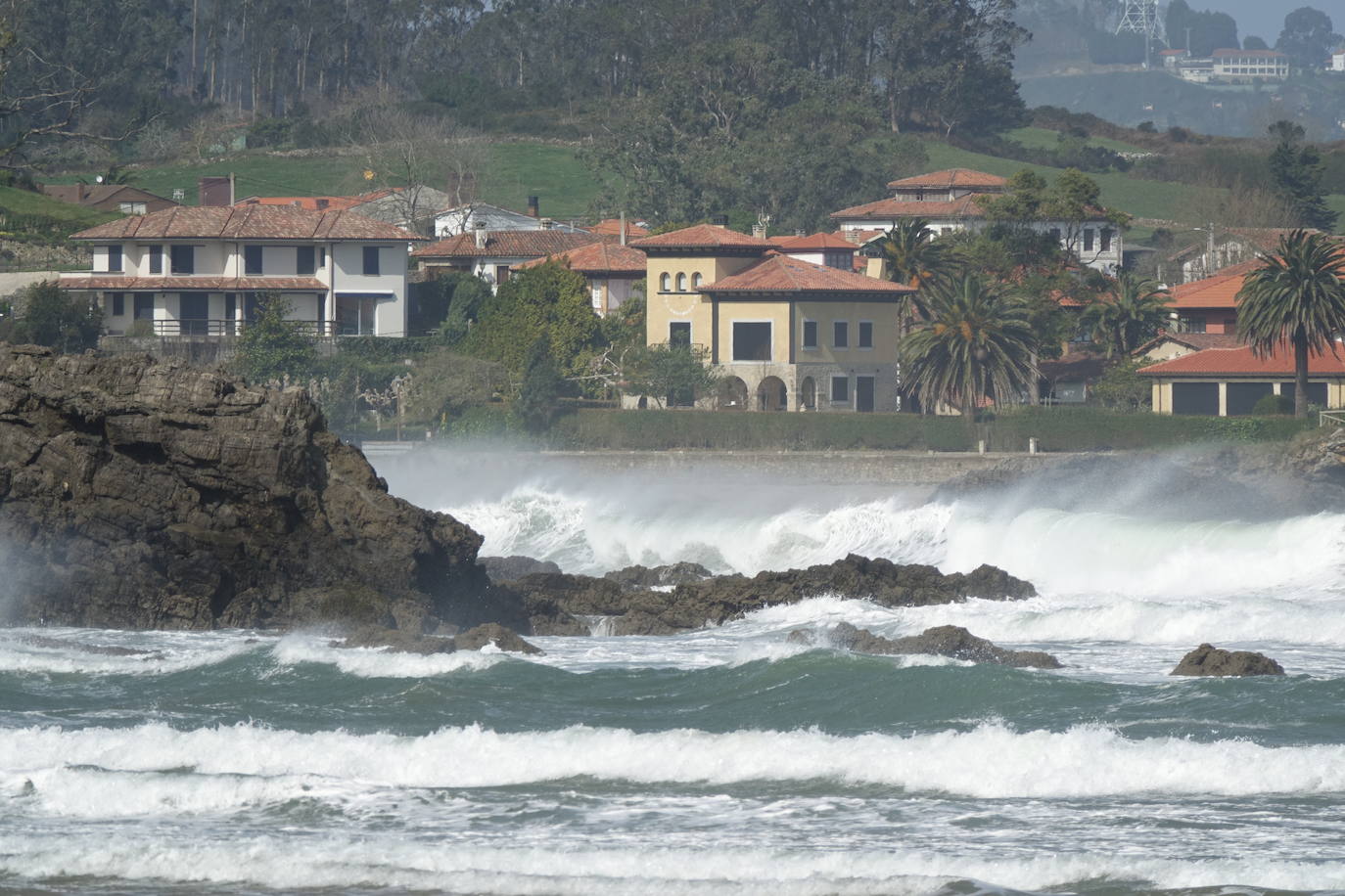 La costa oriental de Asturias está en alerta roja por fenómenos costeros en los últimos coletazos de 'Karine'