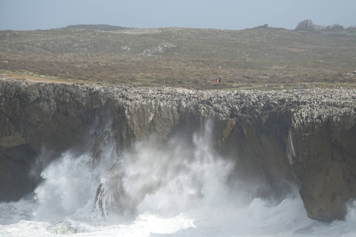 La costa oriental de Asturias está en alerta roja por fenómenos costeros en los últimos coletazos de 'Karine'