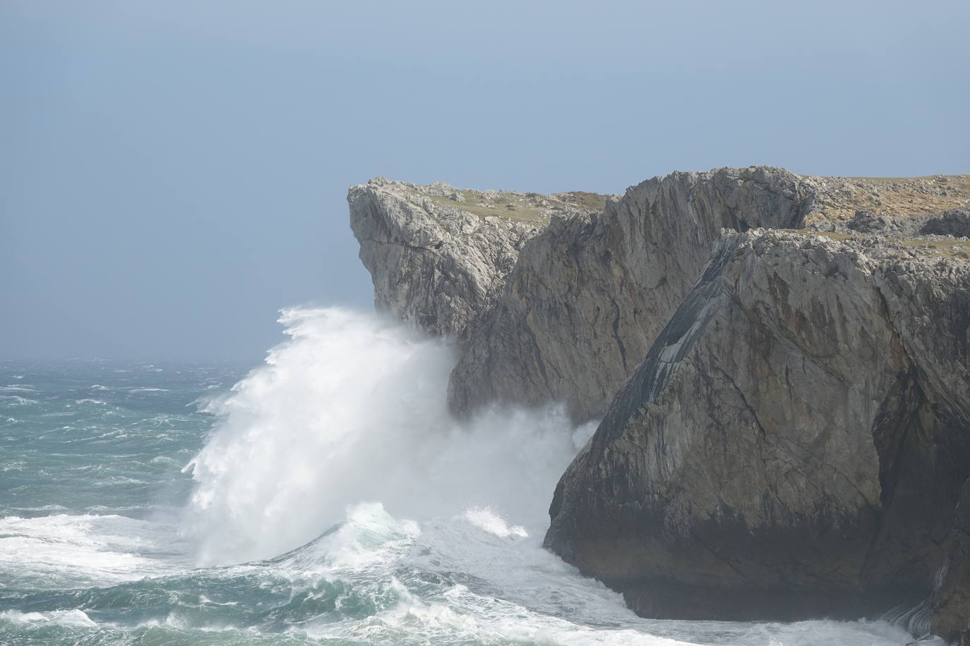 La costa oriental de Asturias está en alerta roja por fenómenos costeros en los últimos coletazos de 'Karine'