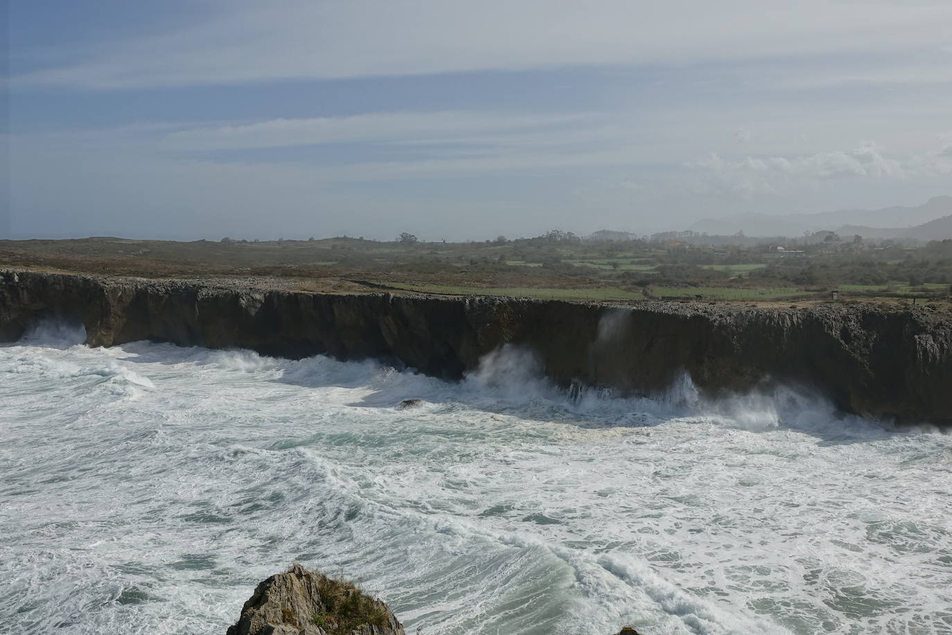La costa oriental de Asturias está en alerta roja por fenómenos costeros en los últimos coletazos de 'Karine'
