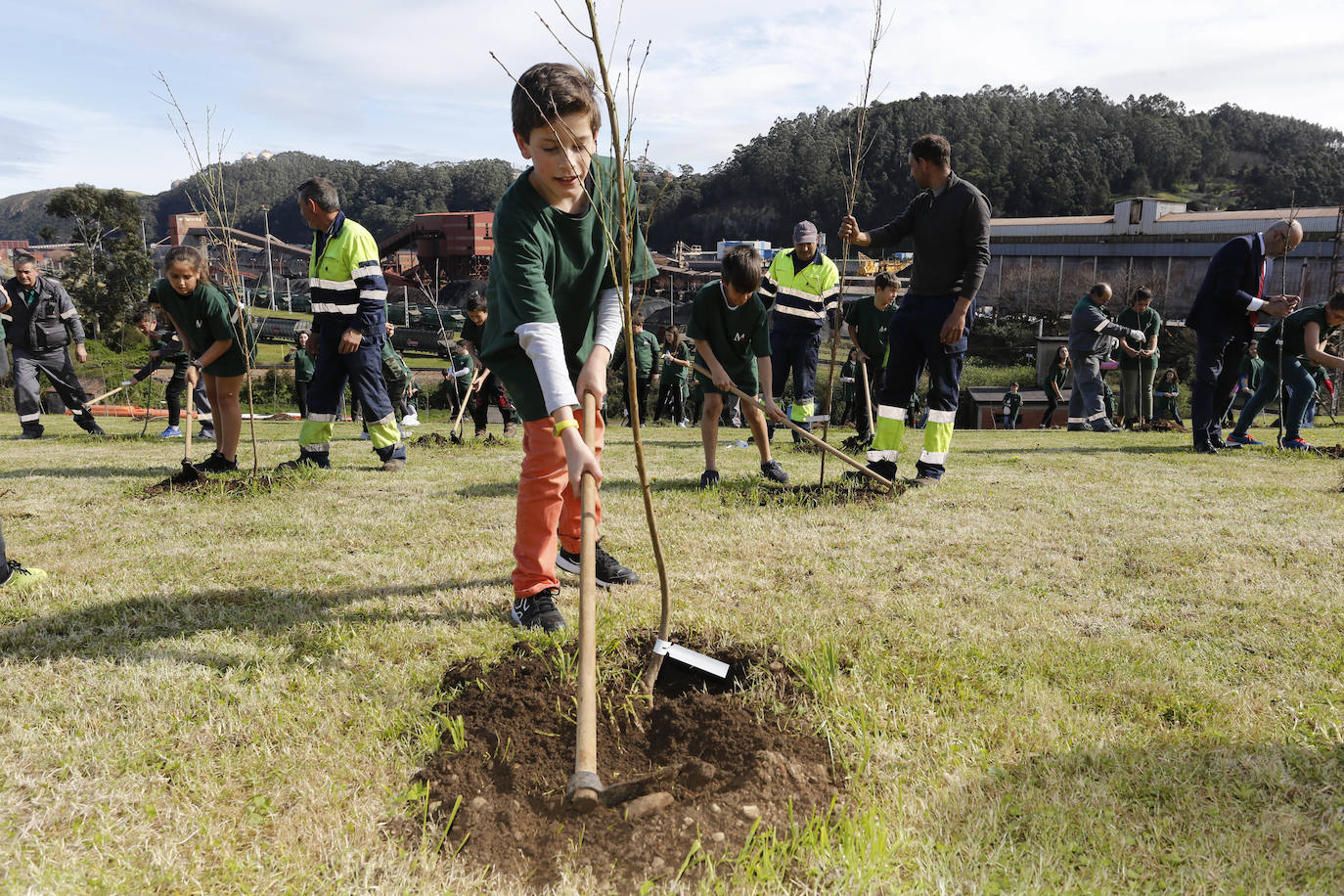 90 alumnos de los colegios San Félix y Poeta Antón han participado en la plantación de 95 frutales alrededor de la cementera gijonesa Tudela Veguín. 