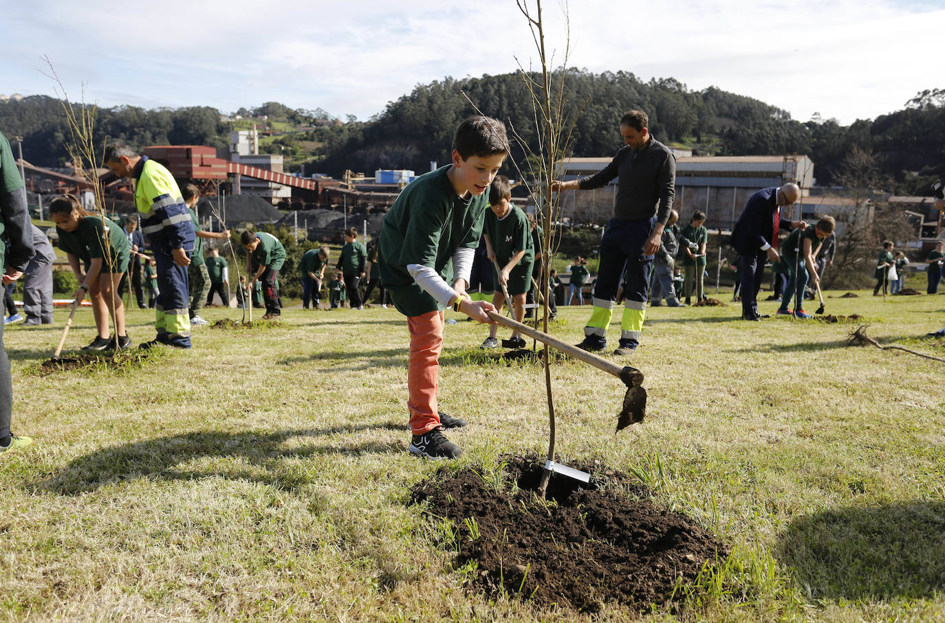 90 alumnos de los colegios San Félix y Poeta Antón han participado en la plantación de 95 frutales alrededor de la cementera gijonesa Tudela Veguín. 