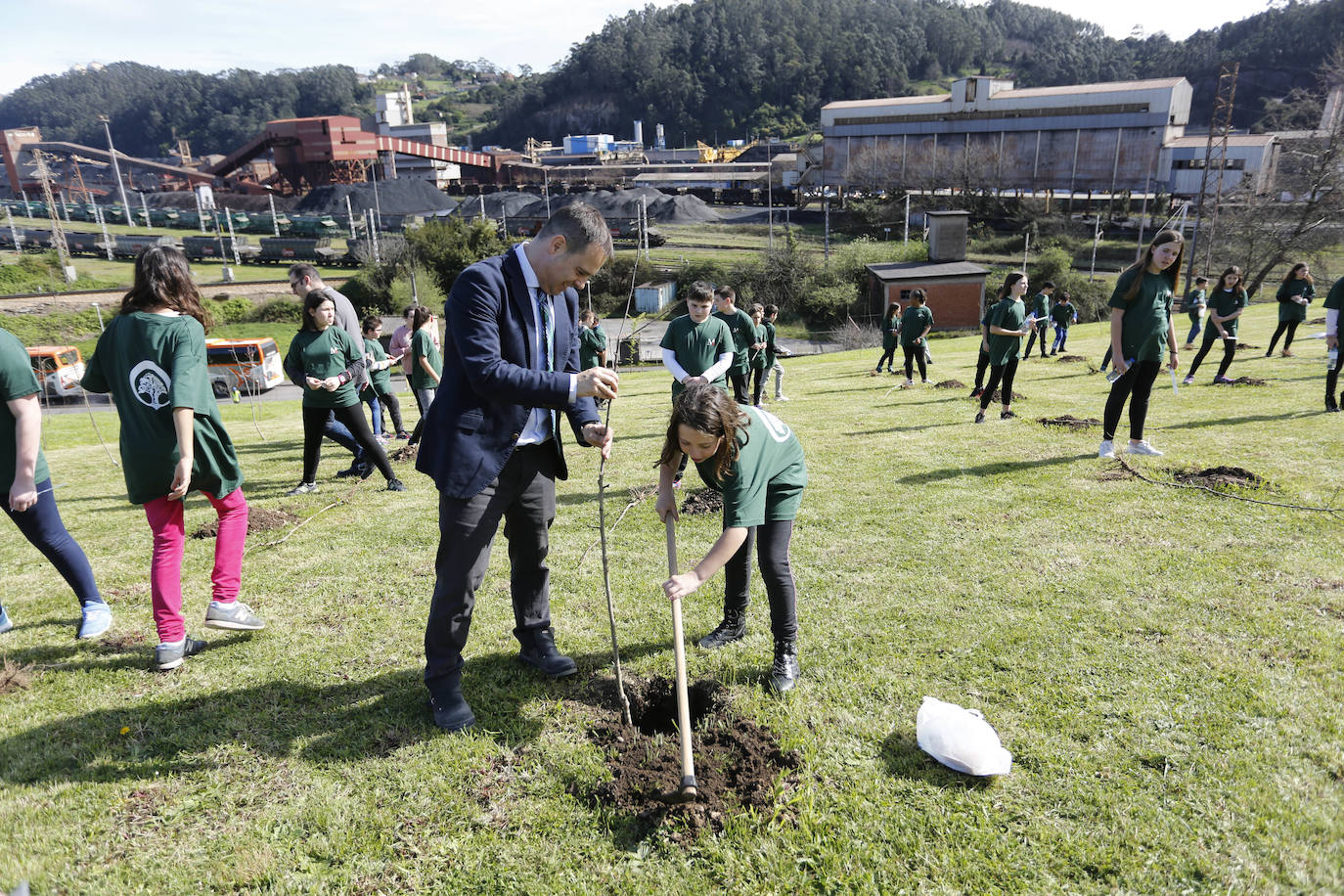 90 alumnos de los colegios San Félix y Poeta Antón han participado en la plantación de 95 frutales alrededor de la cementera gijonesa Tudela Veguín. 