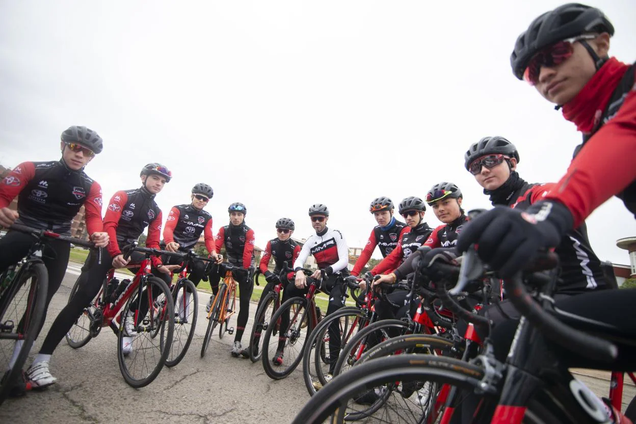 Sánchez, en el centro de la imagen, junto a los integrantes del equipo júnior de la MMR Cycling Academy. 
