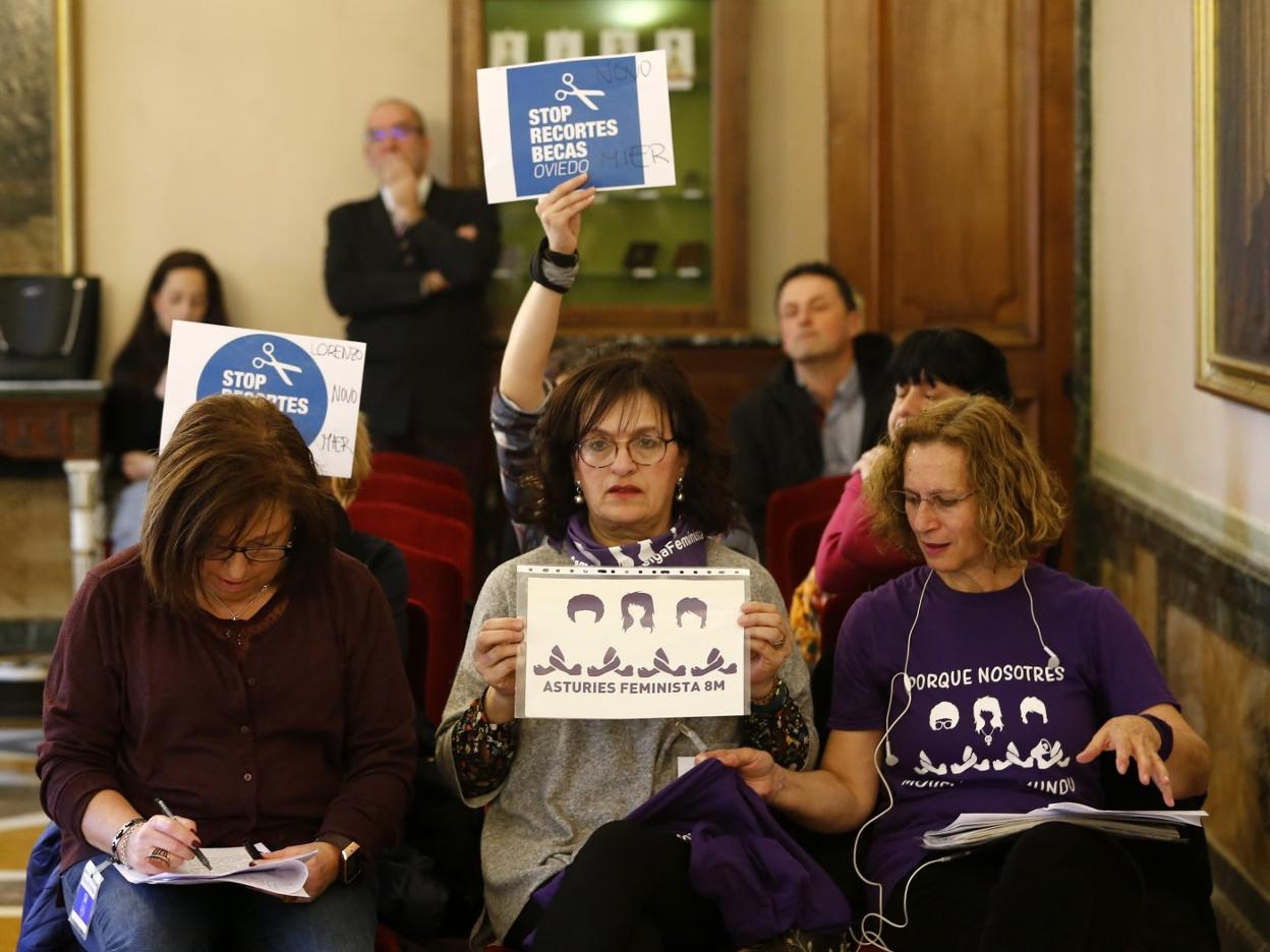 Los colecticos feministas y las Ampas protestaron en el Pleno. 