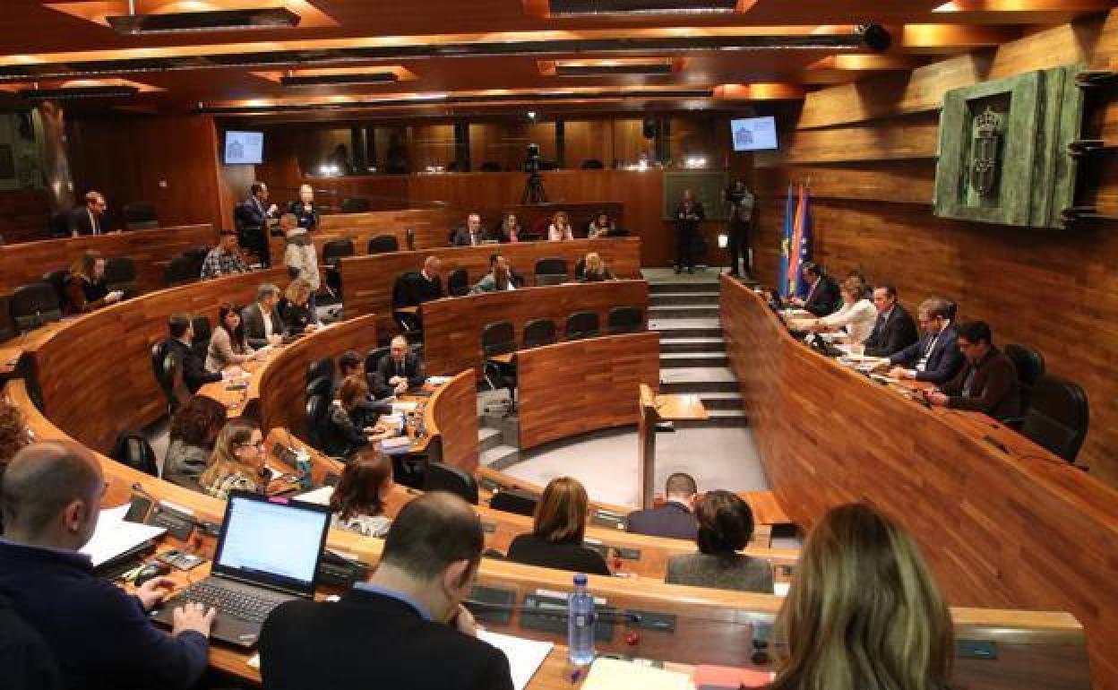 La Junta rechaza de nuevo reducir de 45 a 35 el número de diputados