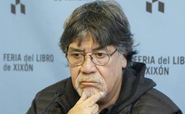 Luis Sepúlveda permanece «estable dentro de la gravedad» y su mujer repite los análisis