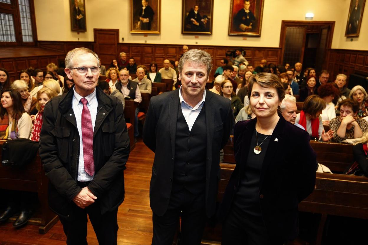 Francisco Parra, Santiago Melón e Isabel Ruiz de la Peña, en el edificio histórico de la Universidad. 