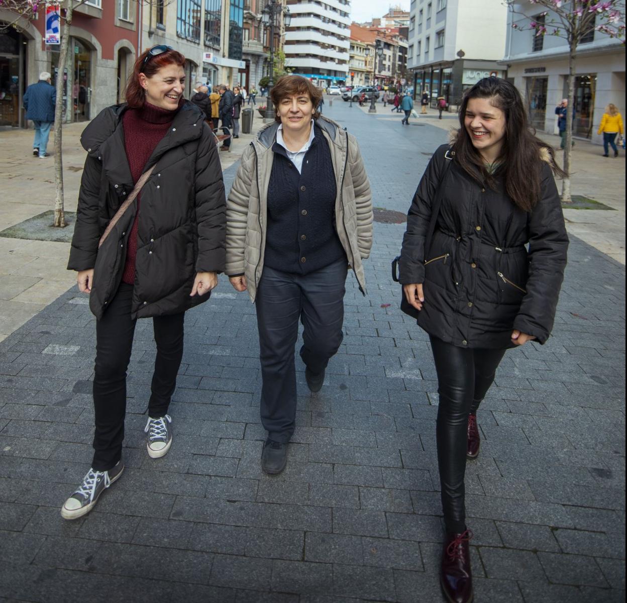 Paula Amor, Yolanda Mijares y Romina Marchiano, por las calles de Avilés. 