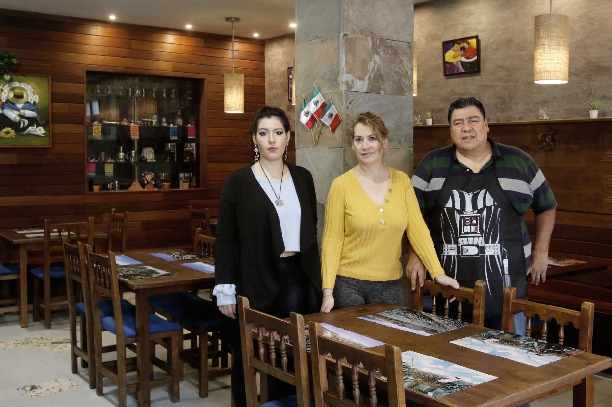 Carolina y María del Carmen Marmolejo y José Manuel Rodríguez.