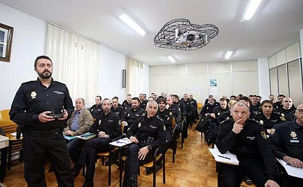 Uno de los agentes, pilotando un dron en el aula de formación del cuartel de Buenavista, durante la primera jornada de protocolos policiales. 