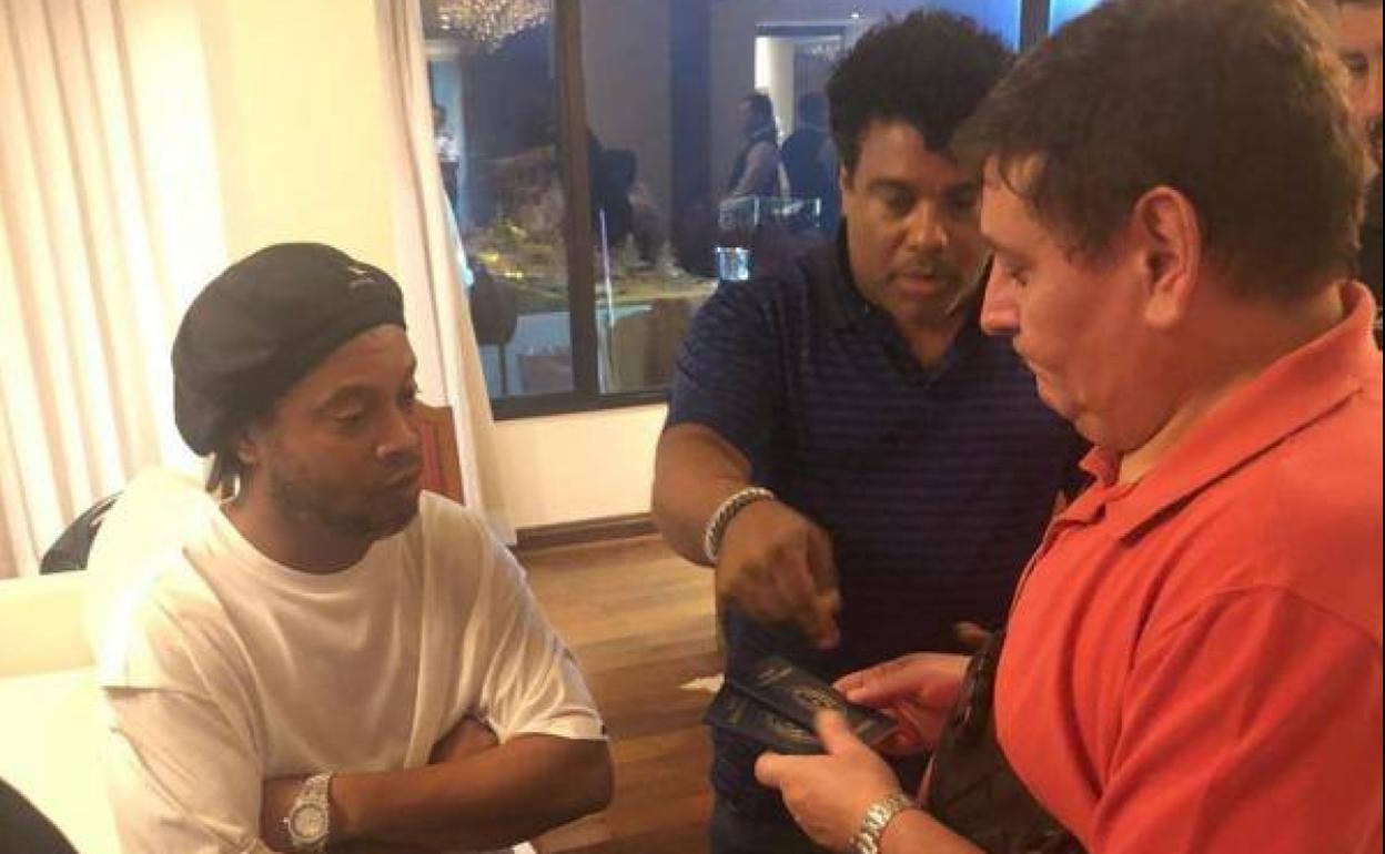 Ordenan el arresto de Ronaldinho por ingresar con un pasaporte falso en Paraguay