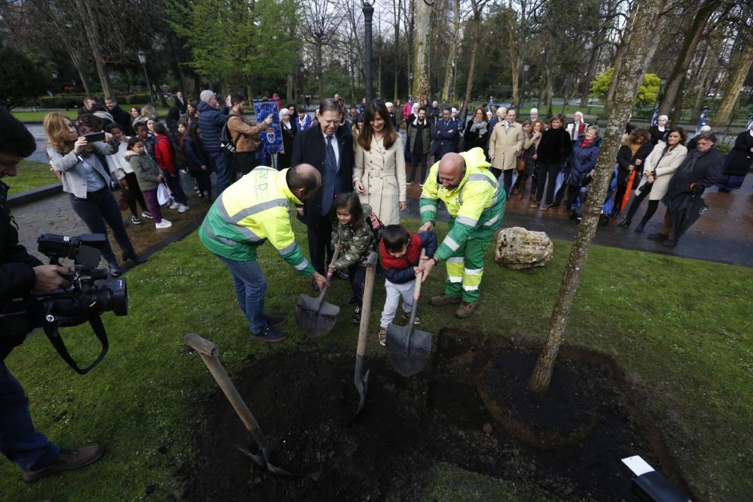 El Ayuntamiento de Oviedo ha comenzado ya a celebrar el Día Internacional de la Mujer. Este viernes ha tenido lugar el acto 'Construyendo igualdad', en el que decenas de alumnos han colaborado a plantar un árbol. Al evento también ha acudido el alcalde de la capital asturiana, Alfredo Canteli. 