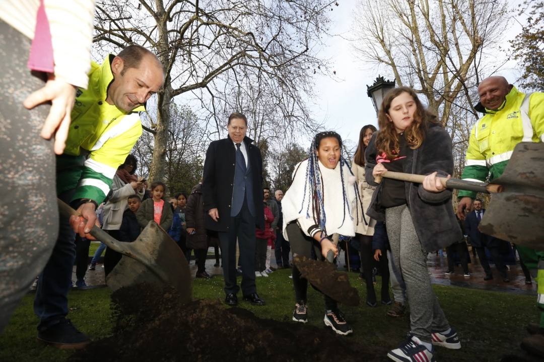 El Ayuntamiento de Oviedo ha comenzado ya a celebrar el Día Internacional de la Mujer. Este viernes ha tenido lugar el acto 'Construyendo igualdad', en el que decenas de alumnos han colaborado a plantar un árbol. Al evento también ha acudido el alcalde de la capital asturiana, Alfredo Canteli. 