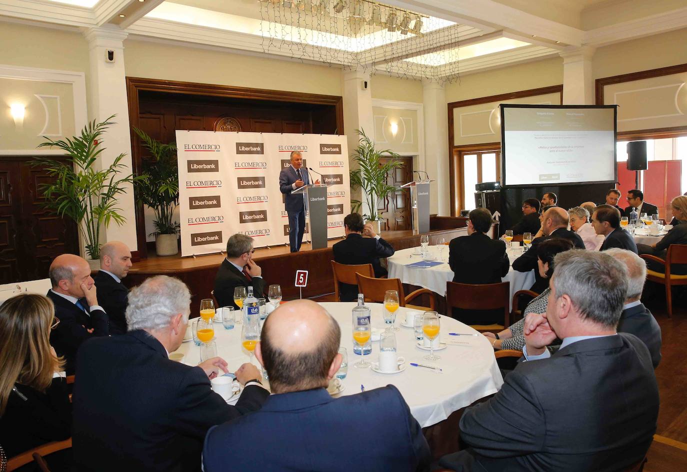 El presidente de la Confederación Española de Organizaciones Empresariales (CEOE) participa en la jornada 'Retos y oportunidades de las empresas ante el nuevo ciclo', organizada por EL COMERCIO y Liberbank