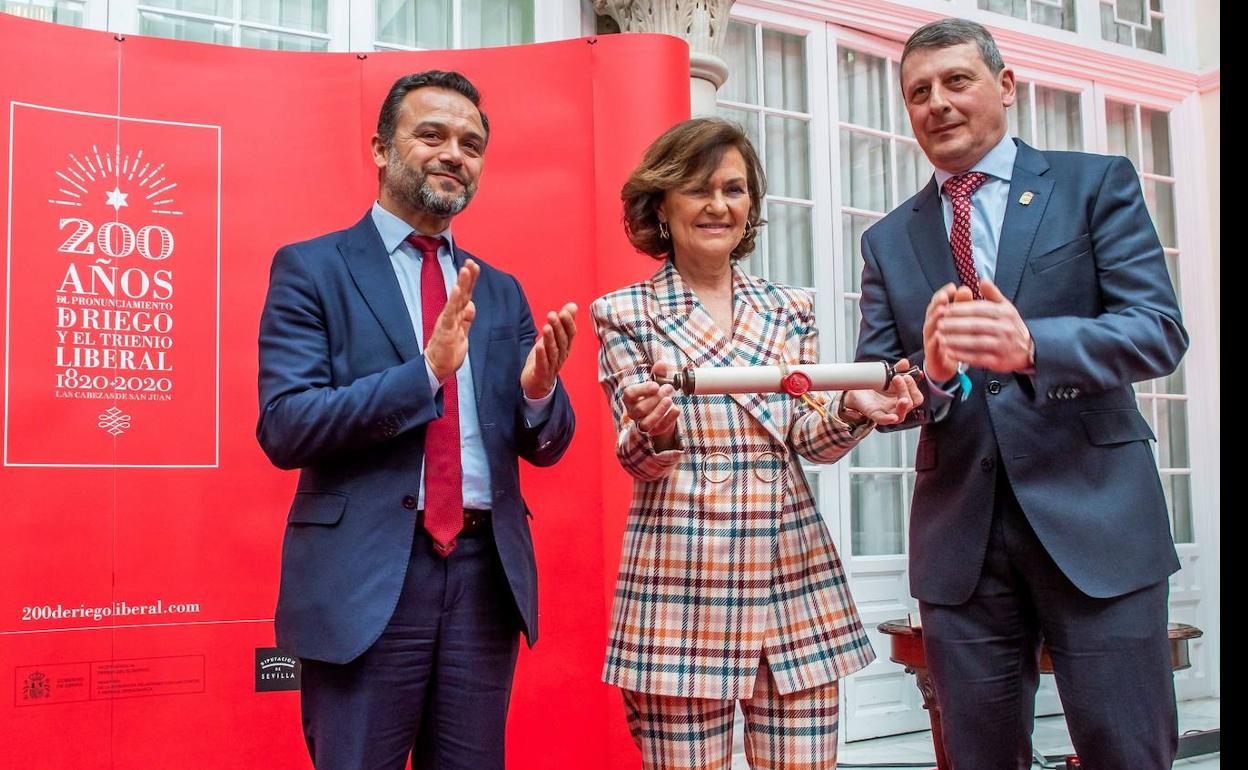 Carmen Calvo recibe de manos de los alcaldes de Las Cabezas (Sevilla), Francisco José Toajas, y de Tineo, José Ramón Feito , un pergamino con la proclama en el acto de conmemoración de los 200 años del levantamiento de Rafael de Riego, que ha tenido lugar hoy en Sevilla. 