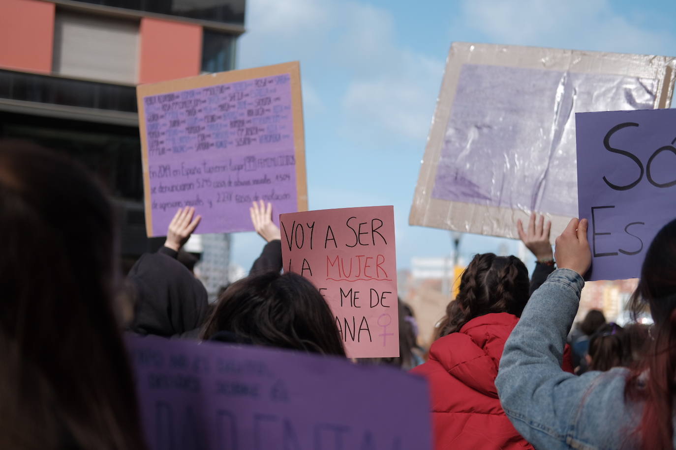 Alumnos de institutos y universidades de la región se concentran con motivo del 8-M en contra del pin parental y por el cese de la violencia que ya se ha cobrado la vida de 22 mujeres en lo que va de año