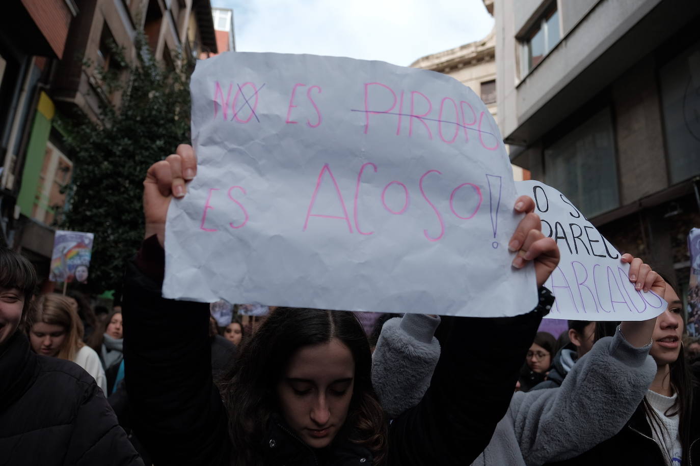 Alumnos de institutos y universidades de la región se concentran con motivo del 8-M en contra del pin parental y por el cese de la violencia que ya se ha cobrado la vida de 22 mujeres en lo que va de año