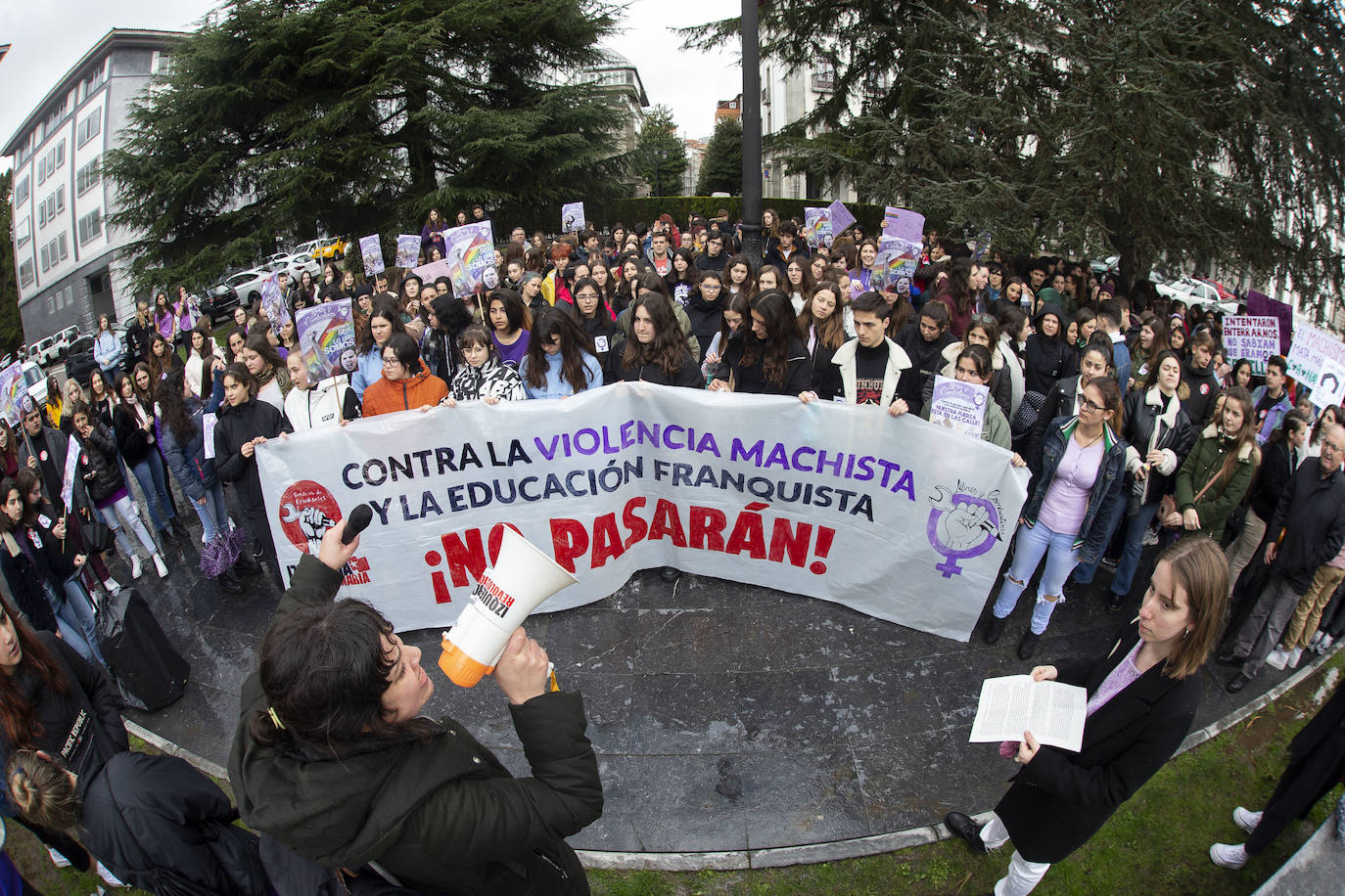 Alumnos de institutos y universidades de la región exigen en las calles el cese de la violencia machista que ya se ha cobrado la vida de 22 mujeres en lo que va de año