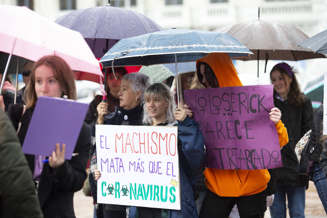 Alumnos de institutos y universidades de la región exigen en las calles el cese de la violencia machista que ya se ha cobrado la vida de 22 mujeres en lo que va de año