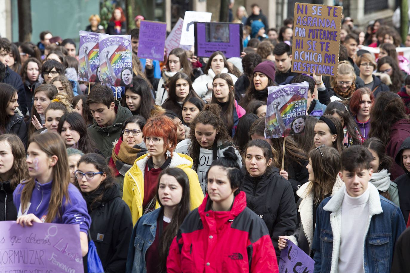 Alumnos de institutos y universidades de la región exigen en las calles el cese de la violencia machista que ya se ha cobrado la vida de 22 mujeres en lo que va de año