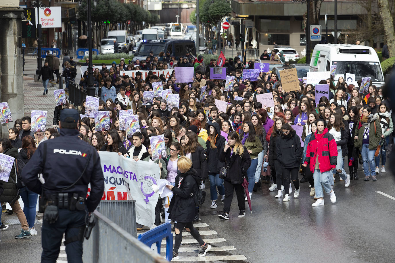 Alumnos de institutos y universidades de la región exigen en las calles el cese de la violencia machista que ya se ha cobrado la vida de 22 mujeres en lo que va de año
