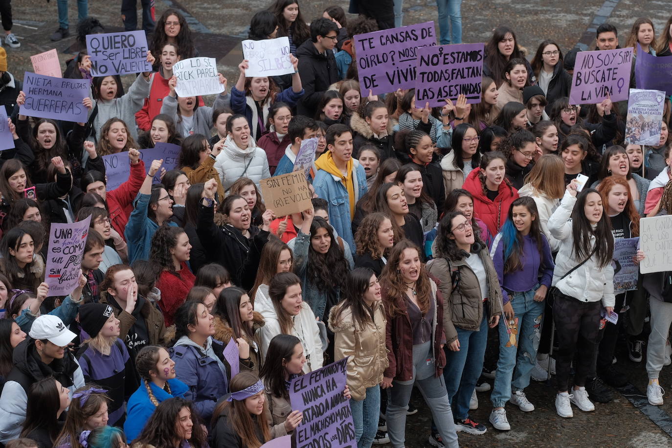 Alumnos de institutos y universidades de la región exigen en las calles el cese de la violencia machista que ya se ha cobrado la vida de 22 mujeres en lo que va de año