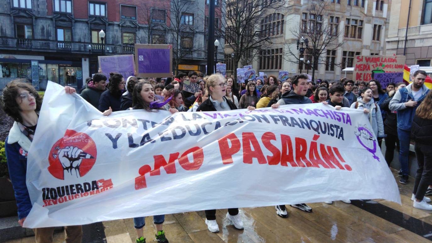 Alumnos de institutos y universidades de la región se concentran con motivo del 8-M en contra del pin parental y por el cese de la violencia que ya se ha cobrado la vida de 22 mujeres en lo que va de año
